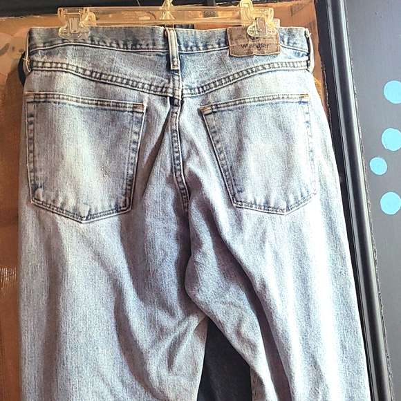 Cool pair Wranglers. Relaxed. - Picture 3 of 5